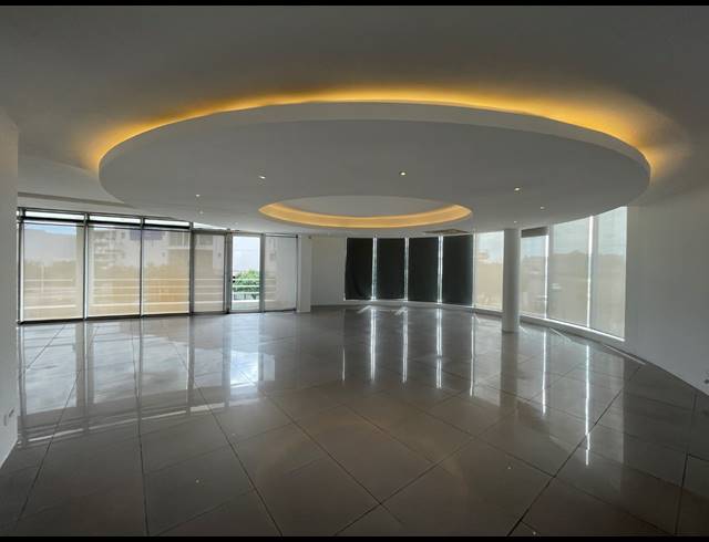840M² BUILDING TO LET IN LAGOON BEACH